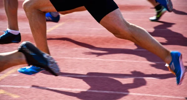 Corredores em ação na pista de corrida — Fotografia de Stock