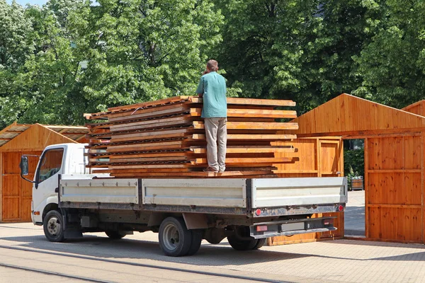 Mobil rumah panel kayu siap untuk membangun bersama-sama — Stok Foto
