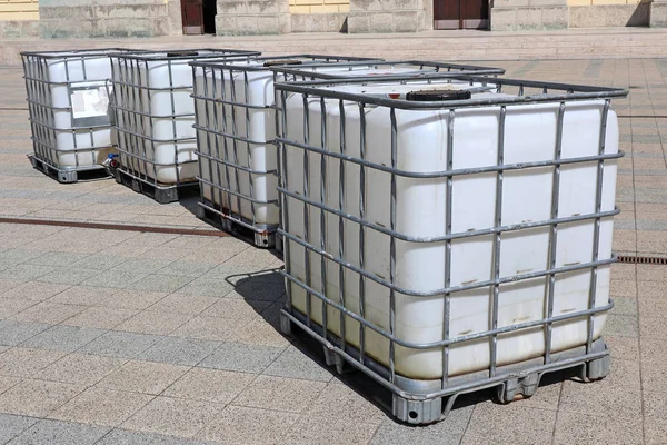 Grandes contenedores de agua plástica al aire libre — Foto de Stock