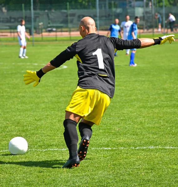 Goalkeeper kicks off the ball — Stock Photo, Image