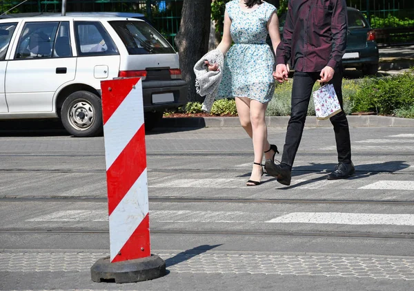 Young couple walk on the zebra crossing — Stock Photo, Image