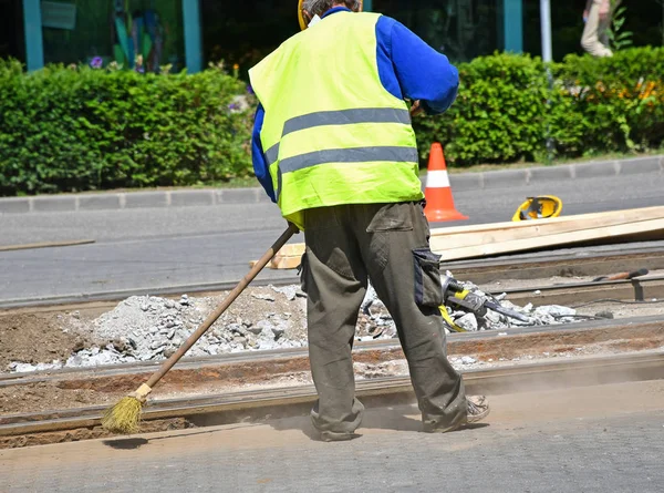 Человек работает на строительстве железной дороги — стоковое фото