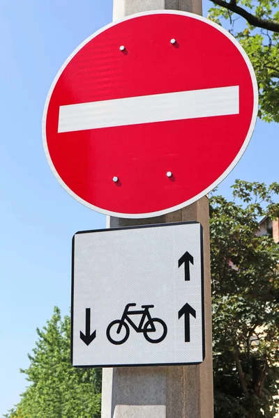 Non entrare e segno di bicicletta su un palo — Foto Stock