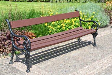 Yaz aylarında parkta Bench