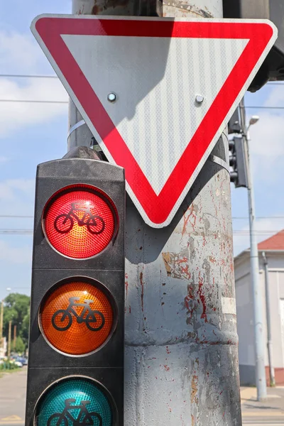 Trafikljus vid cykelväg korsning — Stockfoto