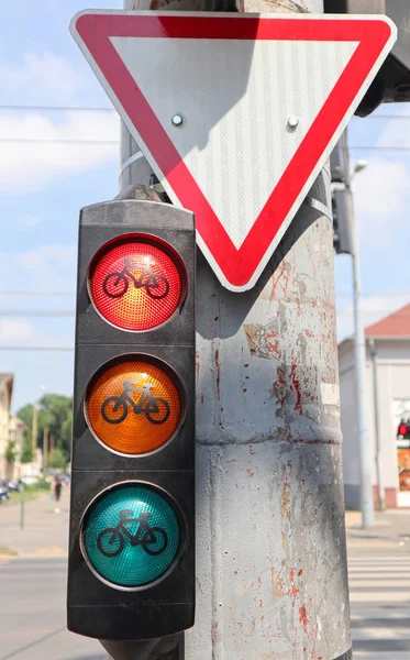 Luzes de trânsito no cruzamento da estrada de bicicleta — Fotografia de Stock