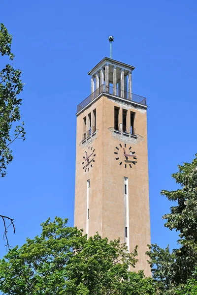 Templom tornya a Debreceni Egyetem közelében — Stock Fotó