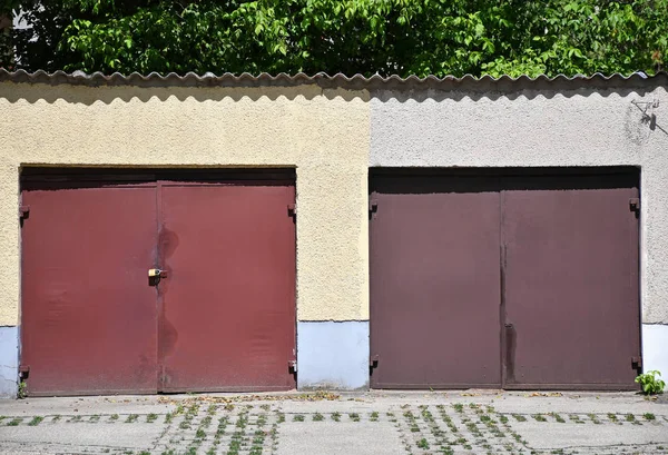 Porta d'accesso ai garage — Foto Stock