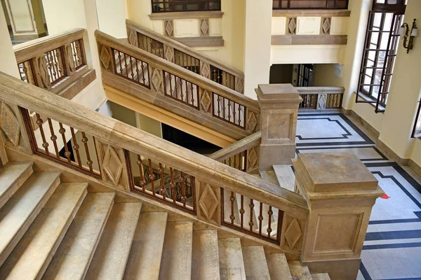 大学の建物内の階段の飛行 — ストック写真
