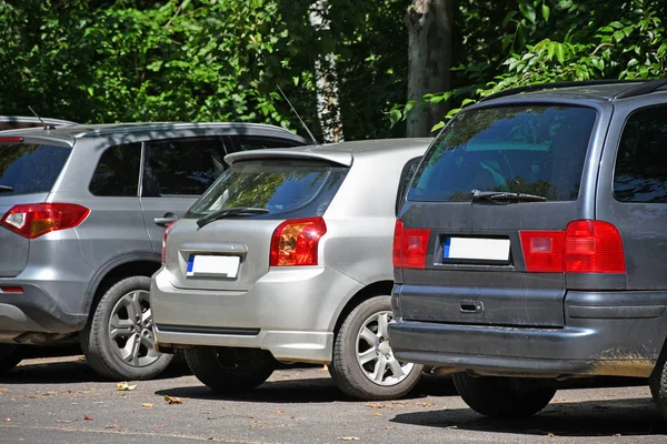 Bilar på parkeringen — Stockfoto