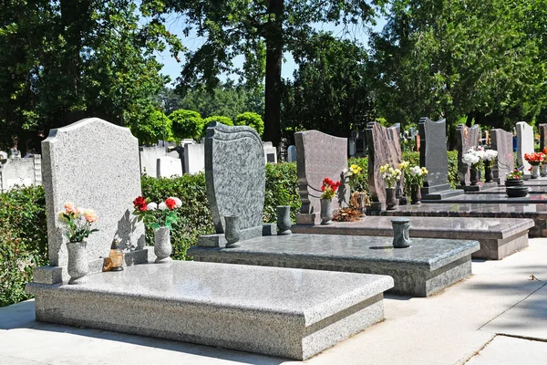 Tombstone no cemitério público — Fotografia de Stock