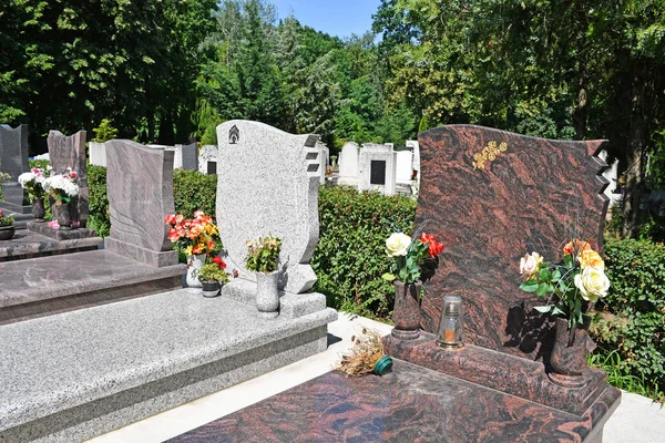 Genel mezarlıkta mezar taşı — Stok fotoğraf