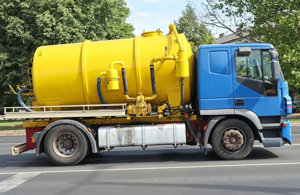 Camión de aguas residuales en la calle — Foto de Stock