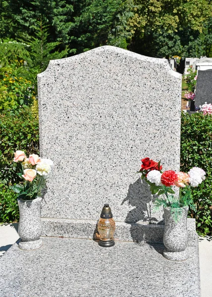 Tombstone in the public cemetery — Stock Photo, Image