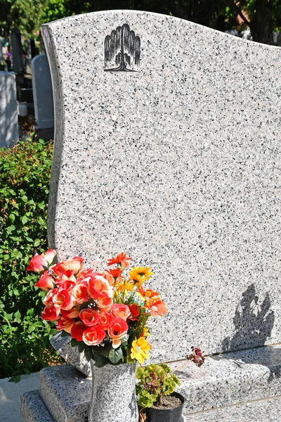 Томос на общественном кладбище — стоковое фото