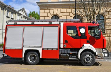 Şehir caddesindeki itfaiye kamyonu