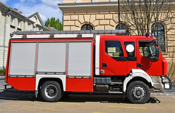 Camion dei pompieri sulla strada della città — Foto Stock