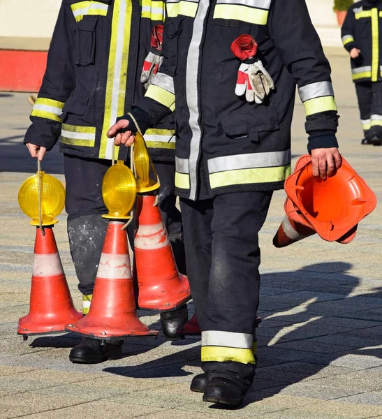 Vigili del fuoco con coni stradali al lavoro — Foto Stock