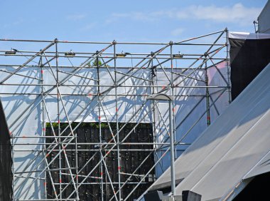 Konser sahnesinin arka görünümü