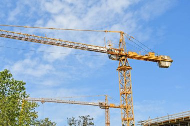 İnşaat alanında bir vinç var.