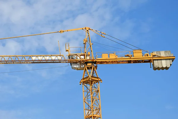 Żuraw wieżowy na placu budowy — Zdjęcie stockowe