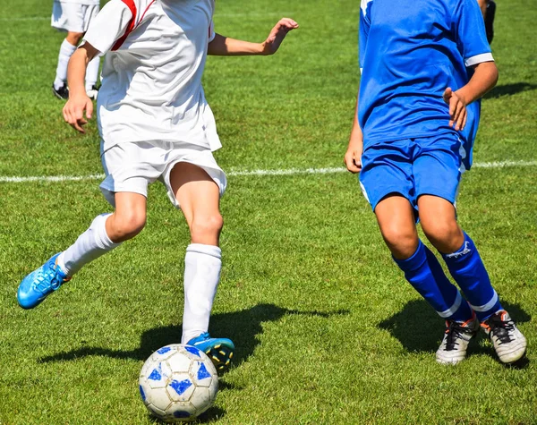 Crianças jovens estão jogando futebol — Fotografia de Stock