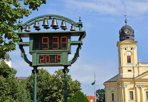 Termômetro e relógio ao ar livre na cidade — Fotografia de Stock
