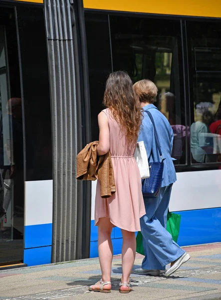 Kvinnor väntar på spårvagnen i staden — Stockfoto