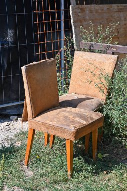 Eski harap sandalyeler açık havada