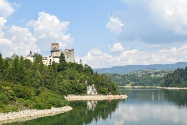 Polonya'da nehrin yanındaki eski bina