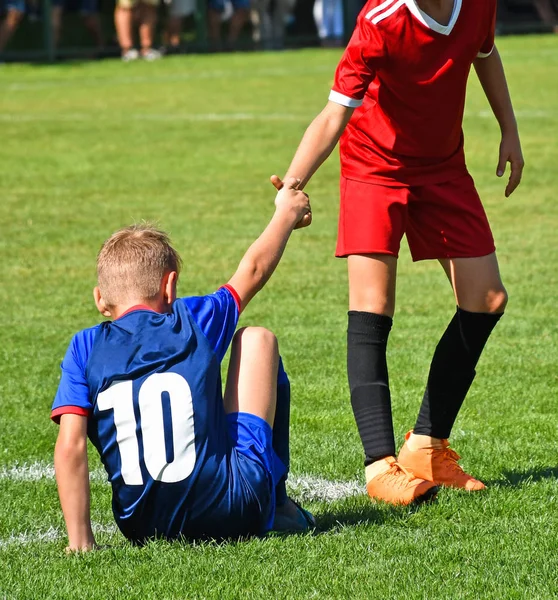 年轻的儿童足球运动员在球场上帮助 — 图库照片