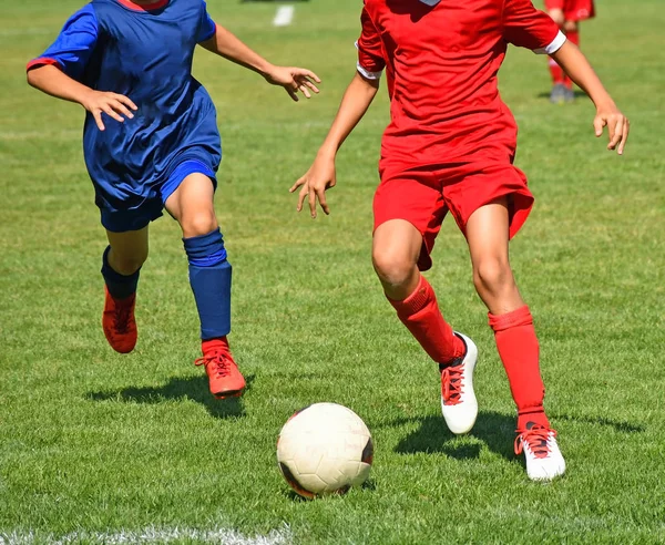 Τα νεαρά παιδιά παίζουν ποδόσφαιρο — Φωτογραφία Αρχείου