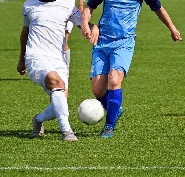 Fotbollsspelare i aktion på planen — Stockfoto