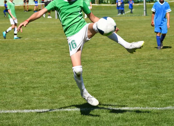 Mladí kluci hrají fotbal — Stock fotografie