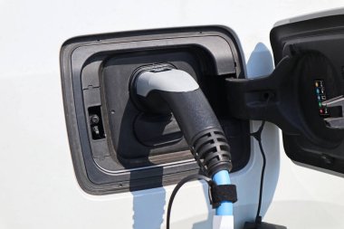 Otoparkta elektrikli araba şarj