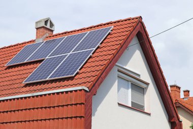 Bir binanın çatısındaki güneş panelleri