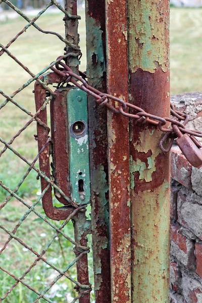 Rusty velha porta de metal e corrente — Fotografia de Stock