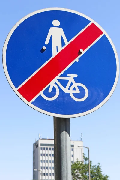 Koniec drogi rowerowej i pieszego znaku drogowego — Zdjęcie stockowe
