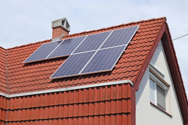 Solar panels on the roof of a building — Stock Photo, Image