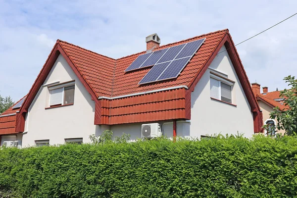 Bir binanın çatısındaki güneş panelleri