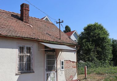 Yıkımdan önce terk edilmiş eski bir ev.