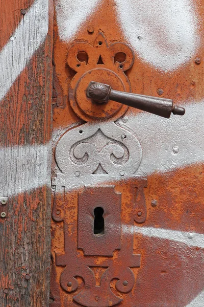 Vieja puerta oxidada manija y puerta —  Fotos de Stock