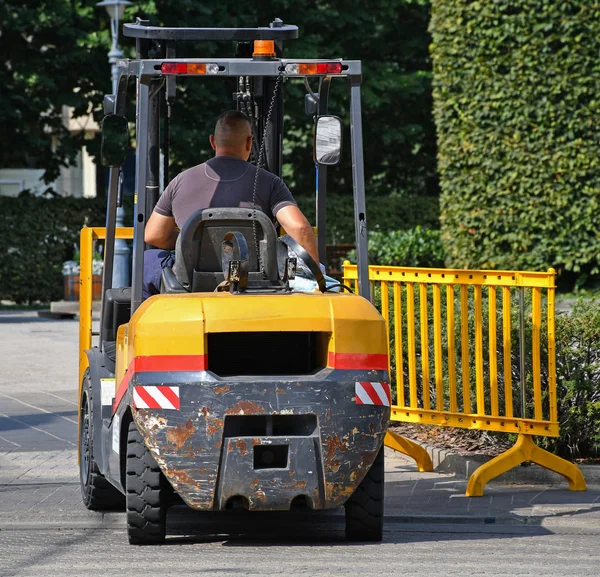 Gaffeltruck på jobbet på stadens gata — Stockfoto