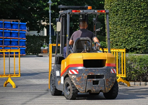 Şehir caddesinde forklift iş yerinde. — Stok fotoğraf