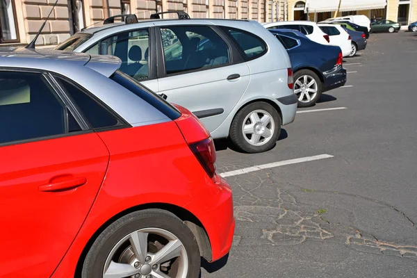 Coches en el estacionamiento en la ciudad — Foto de Stock