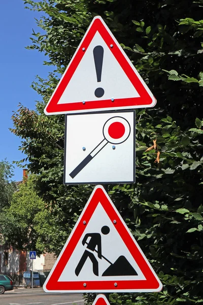 Roboty drogowe i inne znaki drogowe obok drogi — Zdjęcie stockowe