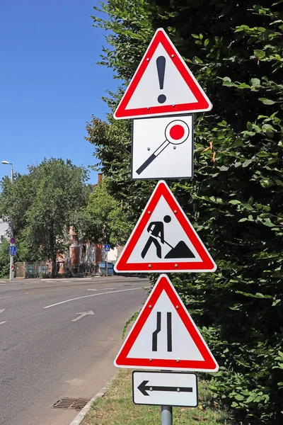 Verkeerswerken en andere verkeersborden naast de weg — Stockfoto