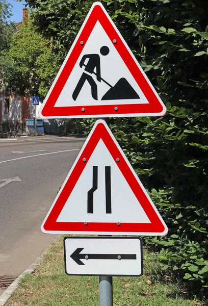 Roboty drogowe i inne znaki drogowe obok drogi — Zdjęcie stockowe