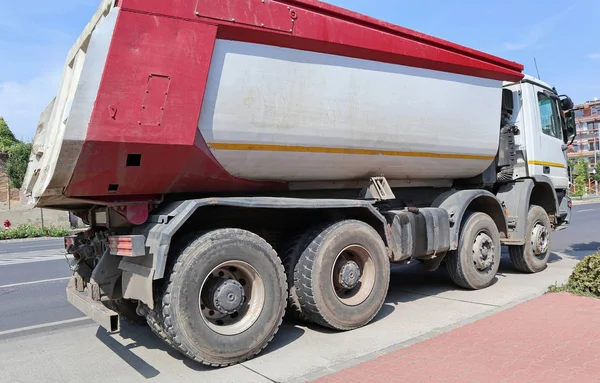 Stor lastbil på vägen nära en byggarbetsplats — Stockfoto
