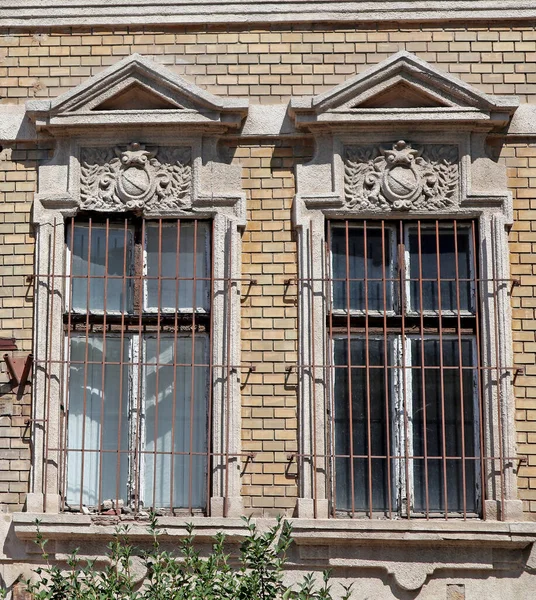 Ventanas de un edificio antiguo — Foto de Stock